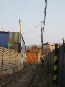 a train tracks between buildings