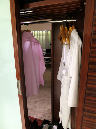 Intercontinental Shangai Pudong Bathroom Walk-in Closet 1